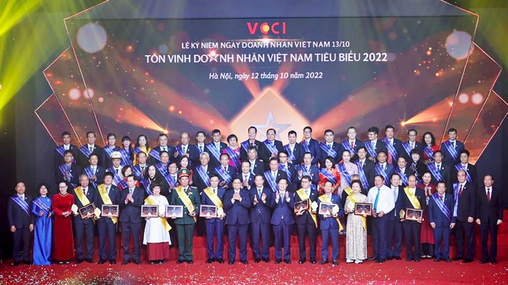 60 Doanh nhân Việt Nam tiêu biểu được tôn vinh năm 2022 có doanh thu trên 1,2 triệu tỷ đồng, vốn chủ sở hữu trên 722 nghìn tỷ đồng, nộp ngân sách nhà nước gần 148 nghìn tỷ đồng, lợi nhuận sau thuế trên 70 nghìn tỷ đồng và số lao động trên 251.000 người