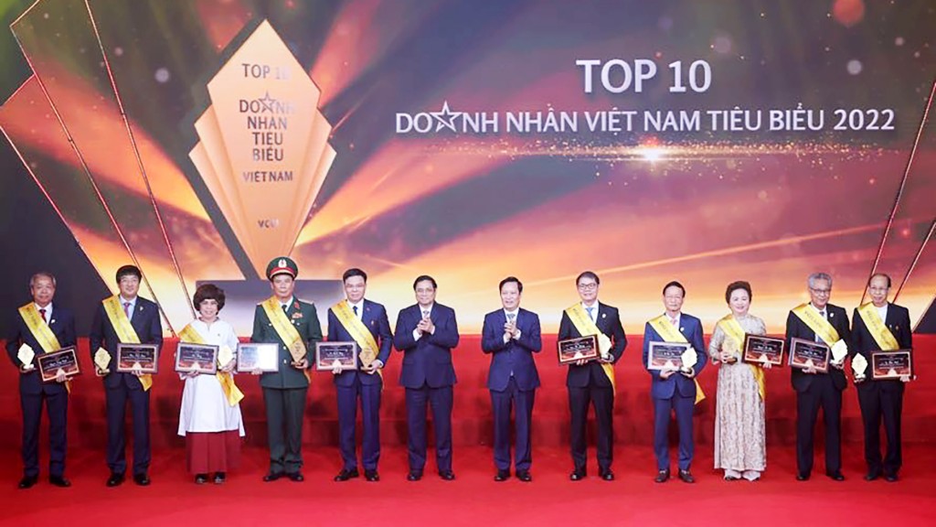 Thủ tướng Phạm Minh Chính cùng top 10 Doanh nhân tiêu biểu nhất Việt Nam năm 2022