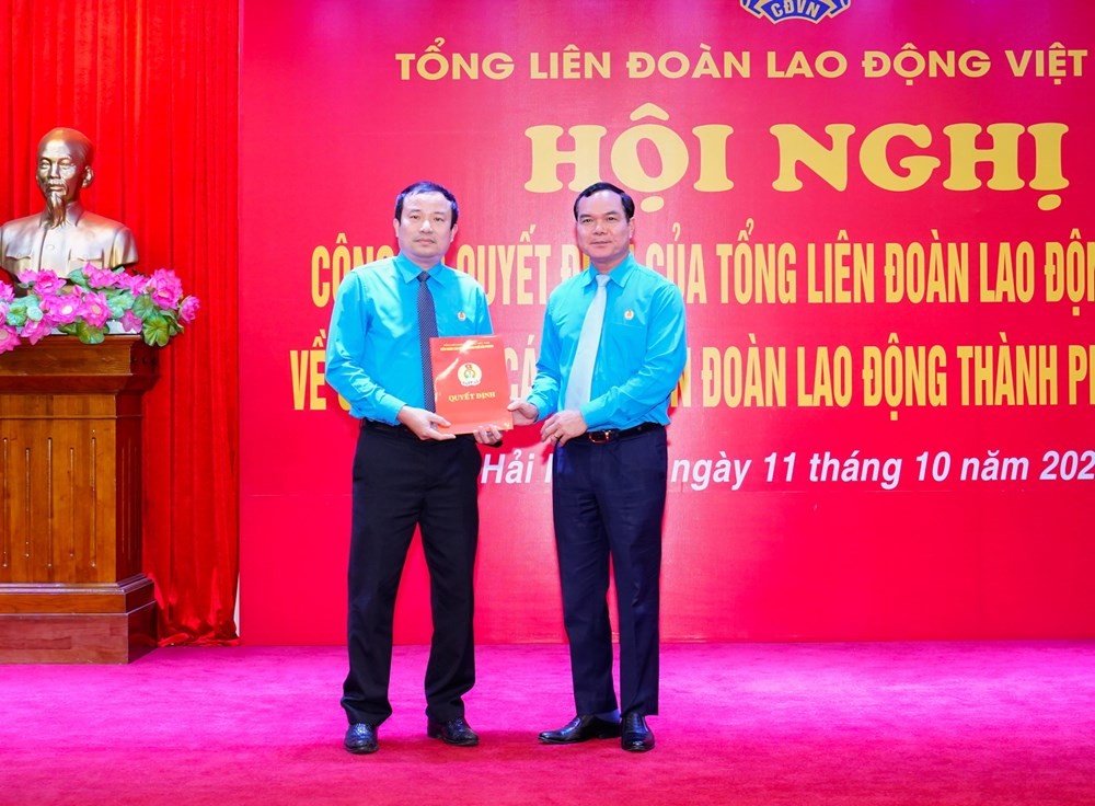 Đồng chí Nguyễn Đình Khang - Uỷ viên Trung ương Đảng, Chủ tịch Tổng Liên đoàn Lao động Việt Nam trao Quyết định cho đồng chí Nguyễn Anh Tuân