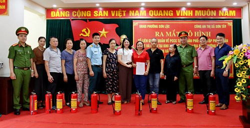 Các thành viên trong Tổ dân phố số  7 – phường Sơn Lộc ra mắt hội nghị