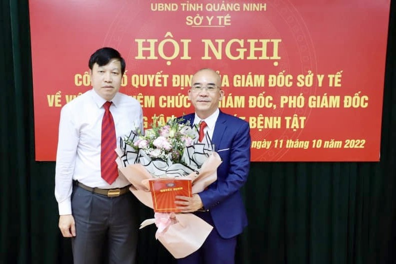 Ông Vũ Quyết Thắng (bên phải) được bổ nhiệm giữ chức vụ Giám đốc CDC Quảng Ninh. (Ảnh: Sở Y tế Quảng Ninh)