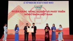 Agribank trao tặng 2 tỷ đồng tới Quỹ Vì người nghèo TP Hà Nội