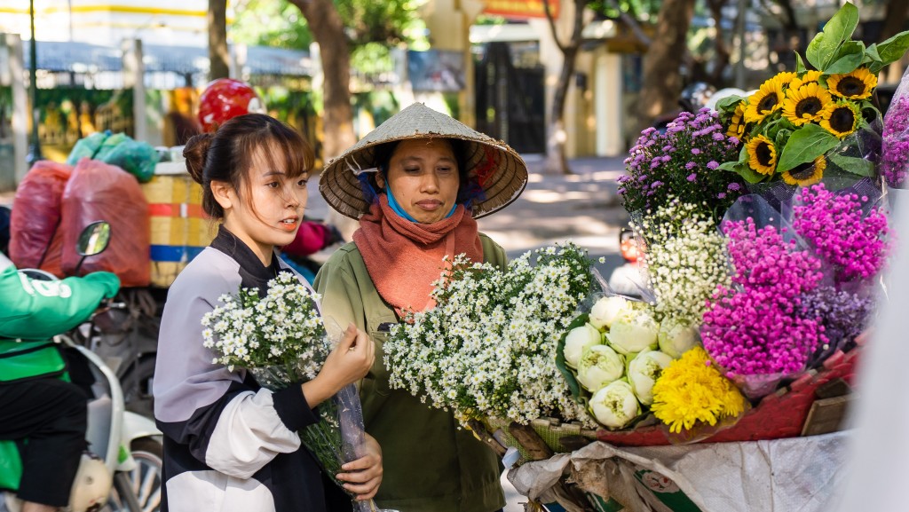 Với không ít người, đó là những bó hoa đẹp nhất, thơm nhất và nở bền bỉ nhất, chỉ có thể được mua ở Hà Nội trên những gánh hoa xưa và nay là xe hàng hoa dưới phố