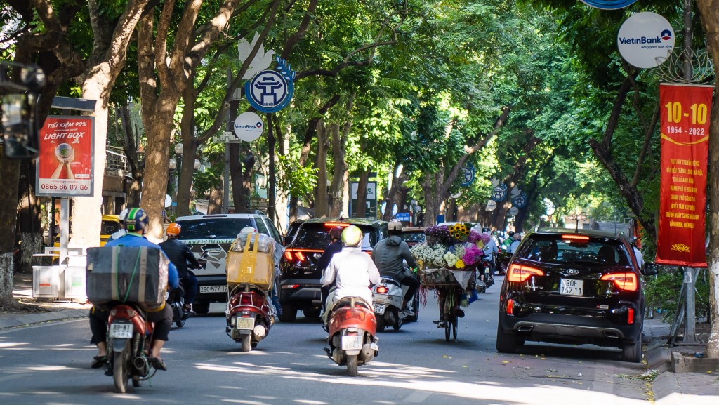 Những chiếc xe hàng hoa len lỏi vào khắp phố lớn, ngõ nhỏ ở Hà Nội