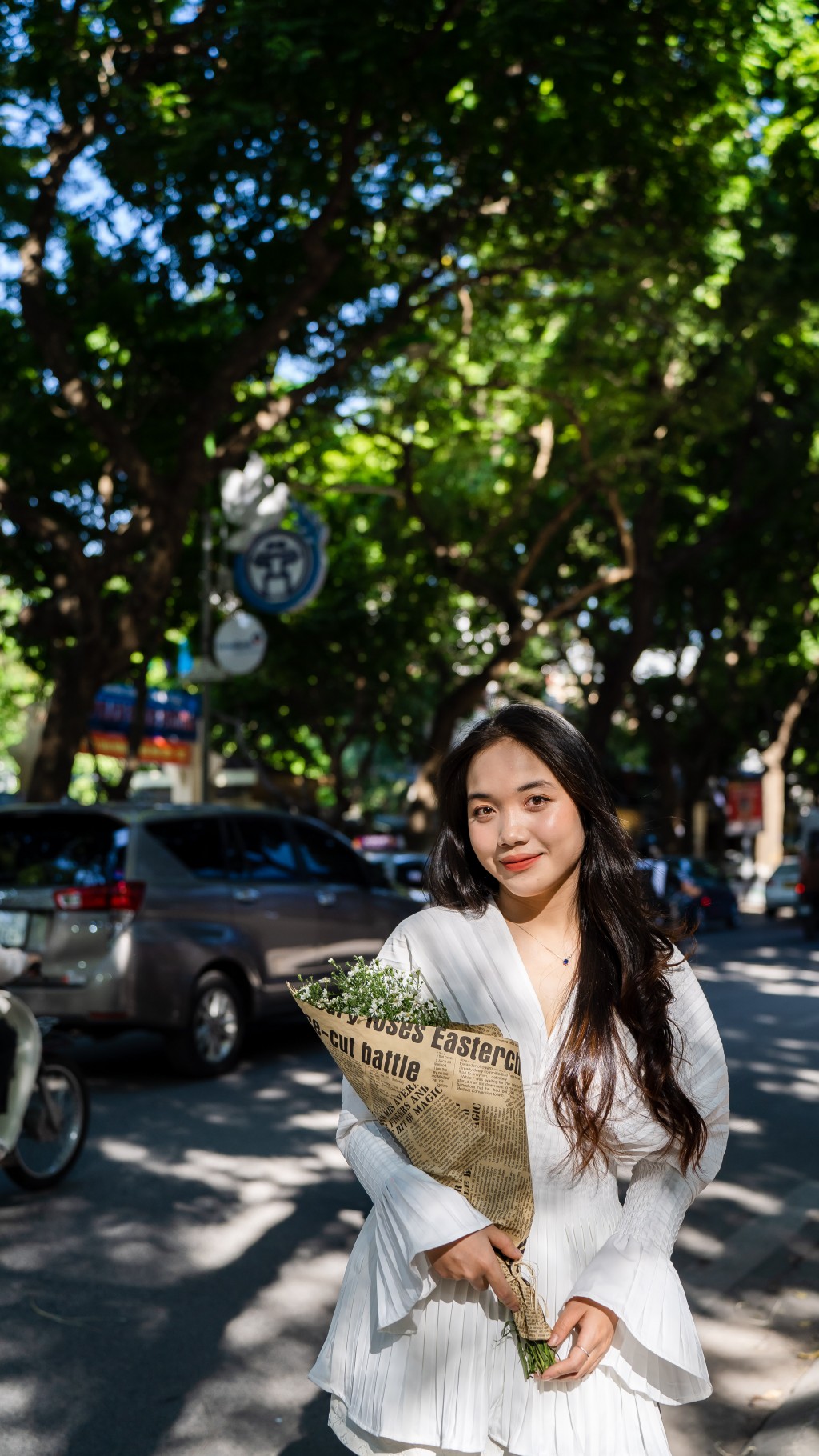 Rất nhiều bạn trẻ tới con đường Phan Đình Phùng để chụp ảnh bên hàng hoa hay dưới những cây sấu cổ thụ Rất nhiều bạn trẻ tới con đường Phan Đình Phùng để chụp ảnh bên hàng hoa hay dưới những cây sấu cổ thụ