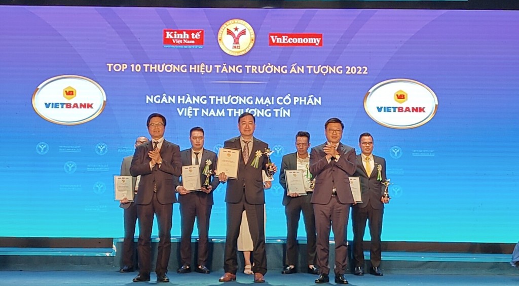 Ông Nguyễn Đình Hùng - đại diện Vietbank vinh dự nhận Cúp và giấy Chứng nhận đạt Thương hiệu tăng trưởng ấn tượng 2022