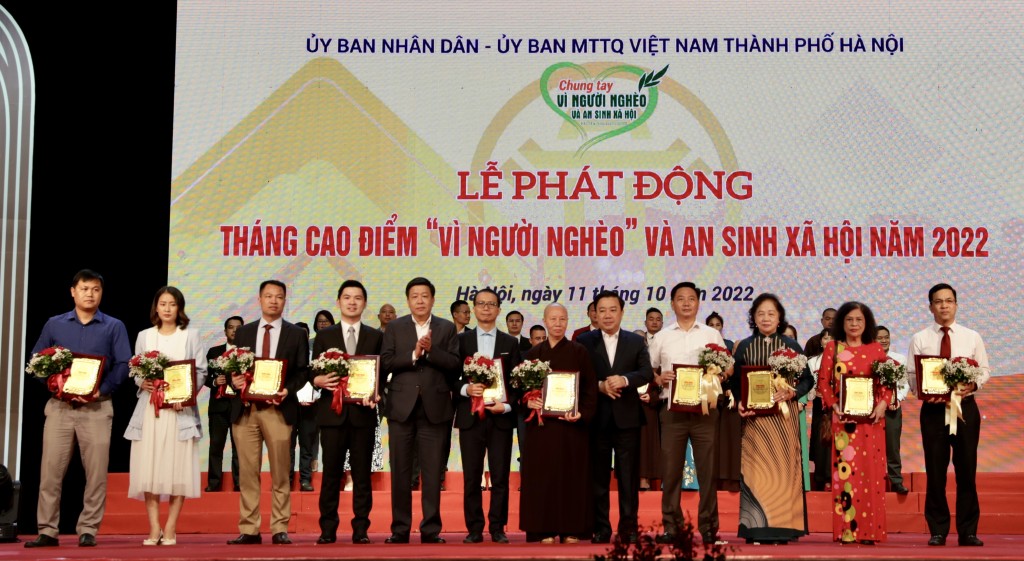 : Ông Đỗ Vinh Quang – Phó Chủ tịch HĐQT Tập đoàn T&T Group (thứ tư từ trái sang) nhận bằng vinh danh của UBND - Ủy ban MTTQ Việt Nam thành phố Hà Nội vì những đóng góp tích cực trong công tác giảm nghèo và an sinh xã hội của thành phố.