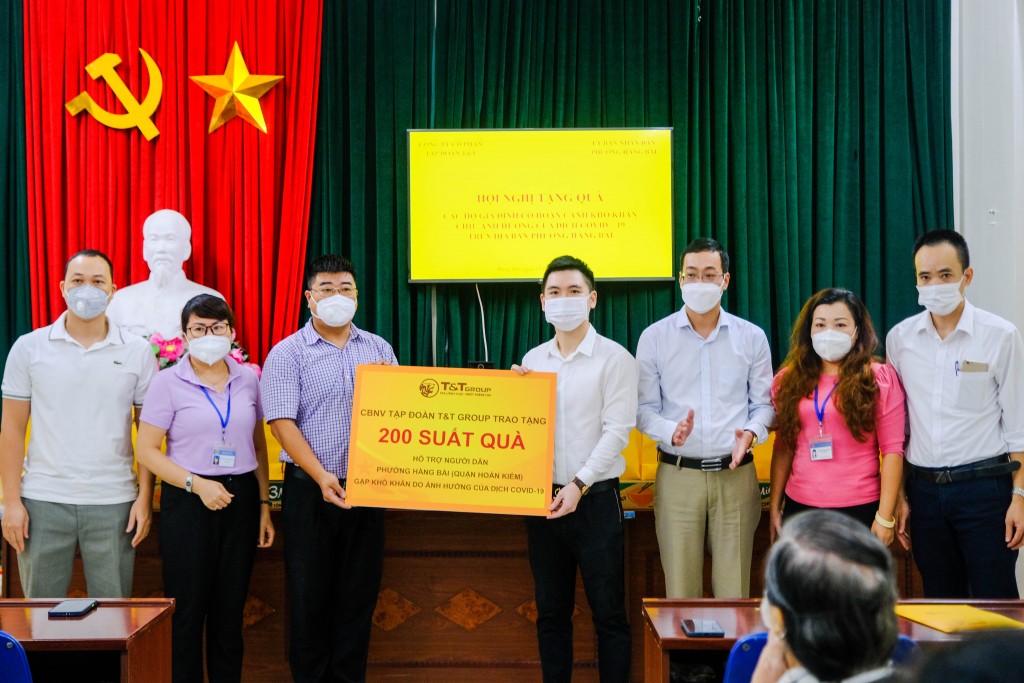 : Ông Đỗ Vinh Quang và CBNV T&T Group trao tặng hàng ngàn suất quà tình nghĩa cho người dân Hà Nội gặp khó khăn do ảnh hưởng bởi dịch COVID-19