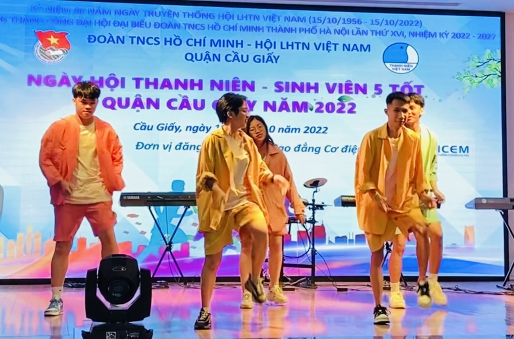 Thanh niên, sinh viên giao lưu văn nghệ