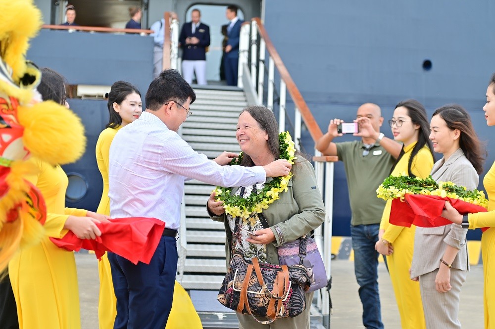 Lãnh đạo Sở Du lịch và TP Hạ Long đã tặng hoa, chúc mừng và cảm ơn những vị khách tàu biển quốc tế đã quay lại Hạ Long
