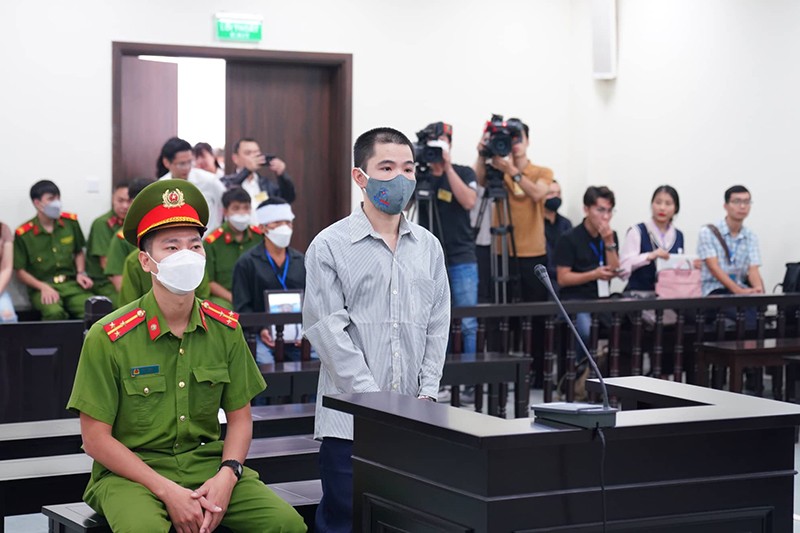 Bị cáo Nguyễn Trung Huyên bị đưa ra xét xử về hành vi sát hại bé gái 3 tuổi ở Thạch Thất, Hà Nội