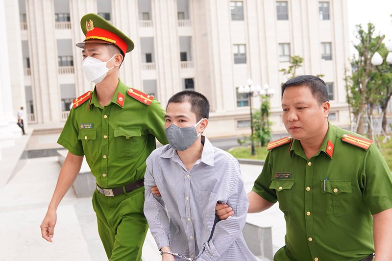 Cảnh sát hỗ trợ tư pháp áp giải Nguyễn Trung Huyên tới toà
