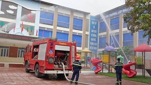 Lực lượng chữa cháy chuyên nghiệp triển khai các biện pháp nghiệp vụ dập tắt đám cháy