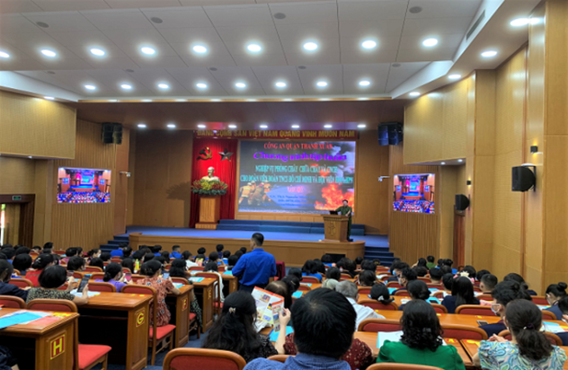 Các học viên có mặt tại Hội trường tham gia Buổi tuyên truyền nghiêm túc tiếp nhận các nội dung
