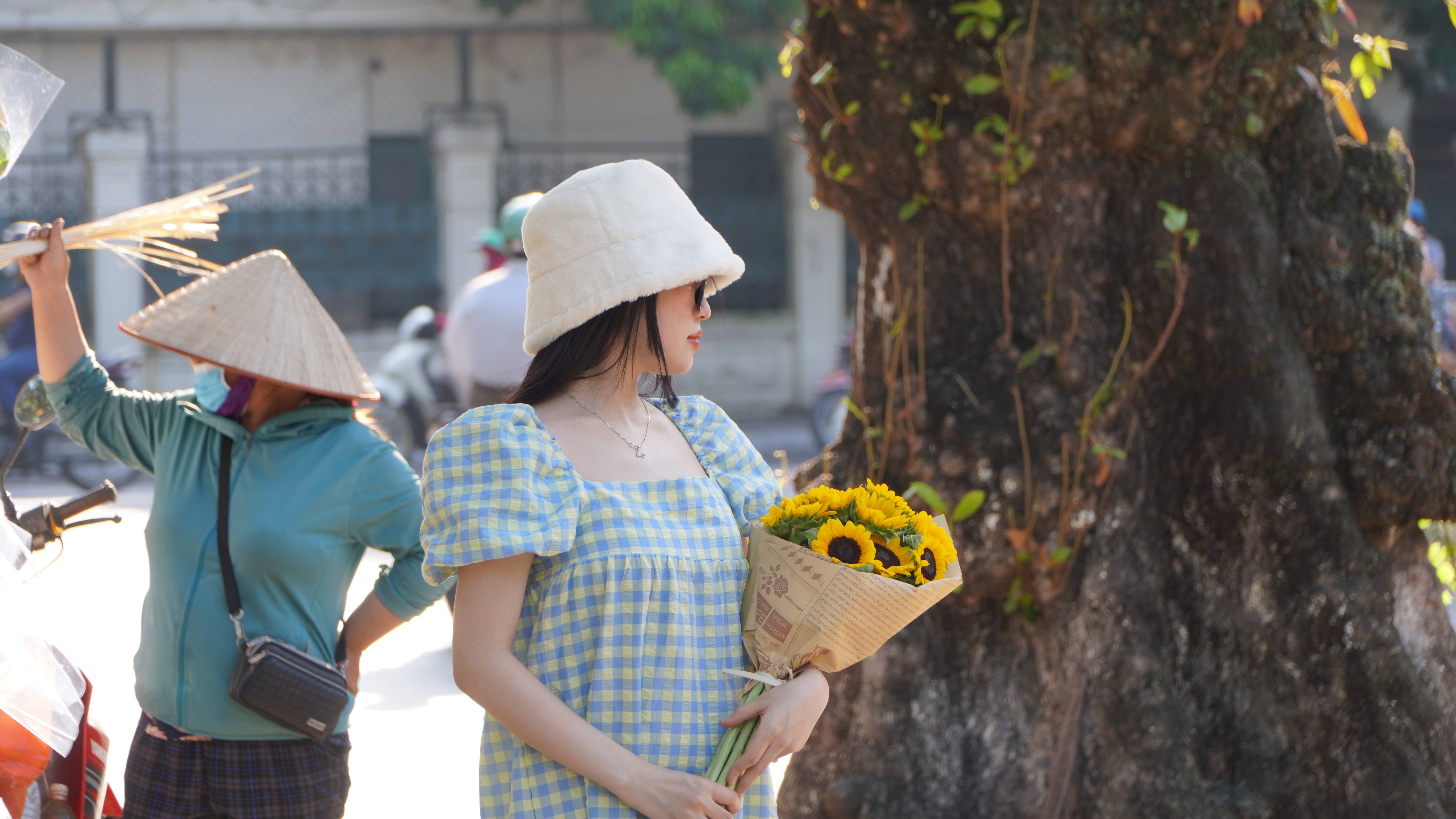 Người trẻ Hà thành thích thú check in khoảnh khắc giao mùa