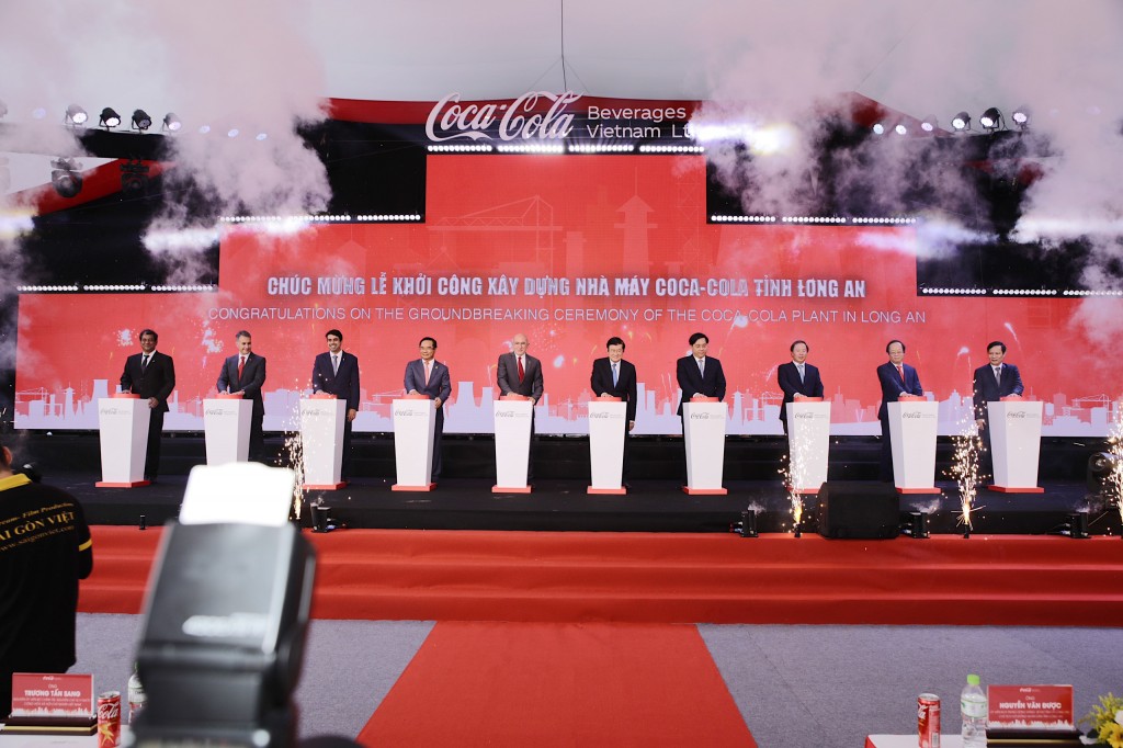 Đại diện lãnh đạo trung ương và địa phương và lãnh đạo cấp cao Coca-Cola Việt Nam cùng thực hiện nghi thức khởi công nhà máy mới tại tỉnh Long An