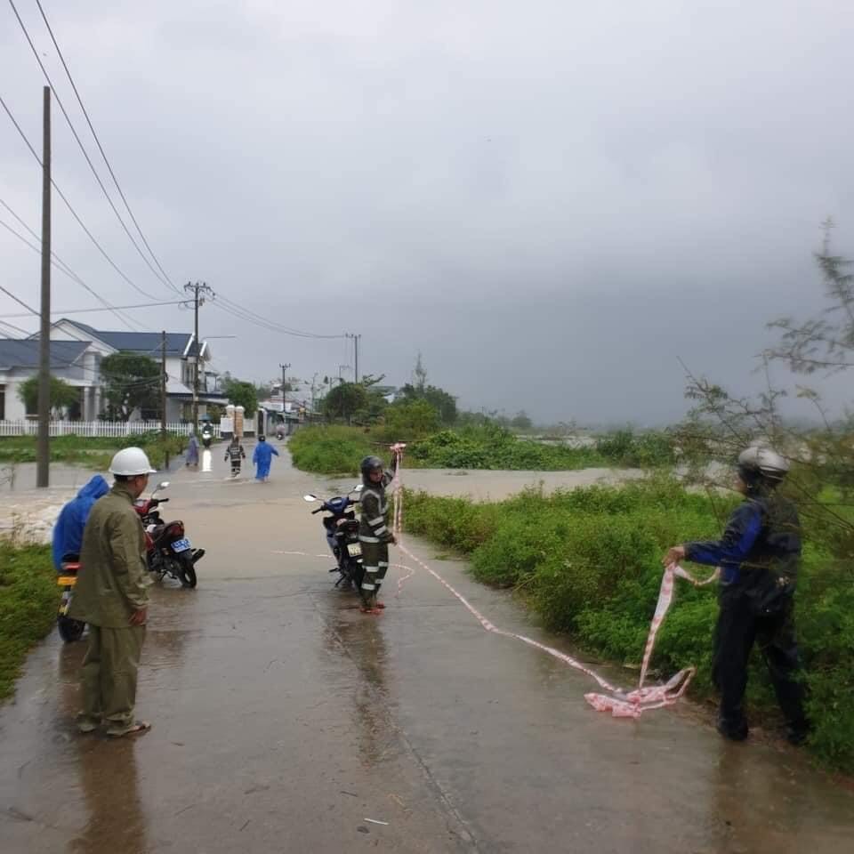 Đà Nẵng: Mưa trắng trời, nhiều tuyến đường đã thành sông