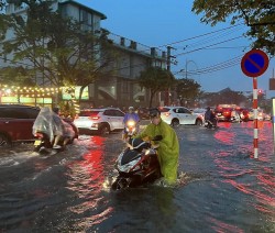 Đà Nẵng: Mưa trắng trời, nhiều tuyến đường đã thành sông