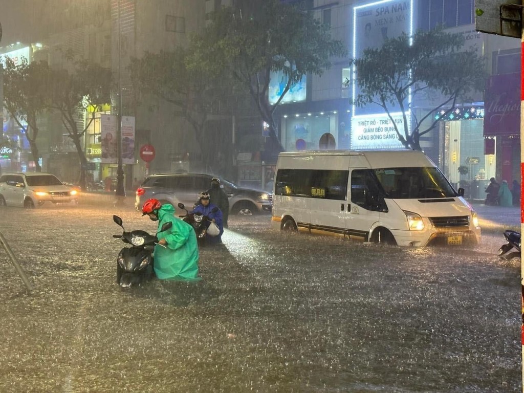 Tuyến đường Nguyễn Văn Linh (quận Hải Châu) ngập sâu, các phương tiện ì ạch di chuyển trên đường (Ảnh CTV)