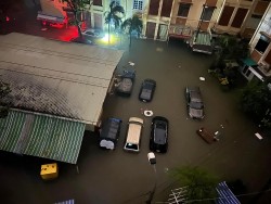 Đà Nẵng: Xe cộ chìm nổi la liệt trên phố, người dân chạy lụt trong đêm