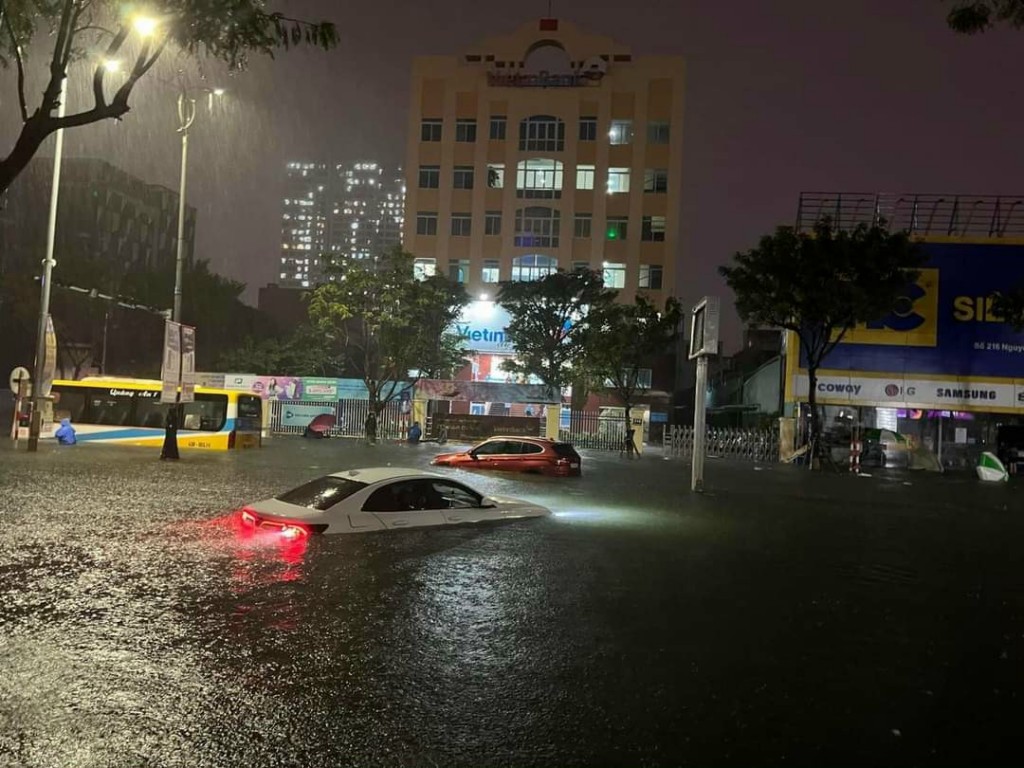 Khu vực phường Hòa Xuân, TP Đà Nẵng đã ngập sâu trong nước (Ảnh: Hữu Tiến)
