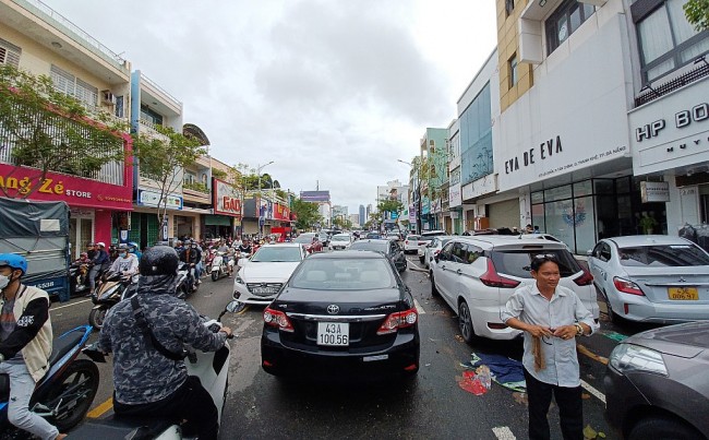 Đà Nẵng: Giải cứu hàng trăm ô tô "chết máy "nằm la liệt ngay trung tâm thành phố