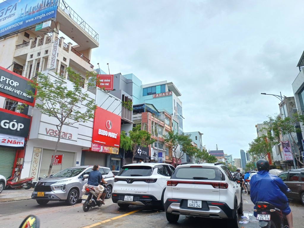 Đà Nẵng: Giải cứu hàng trăm ô tô 