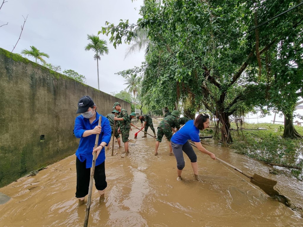 Đoàn viên, thanh niên tham gia dọn lũ