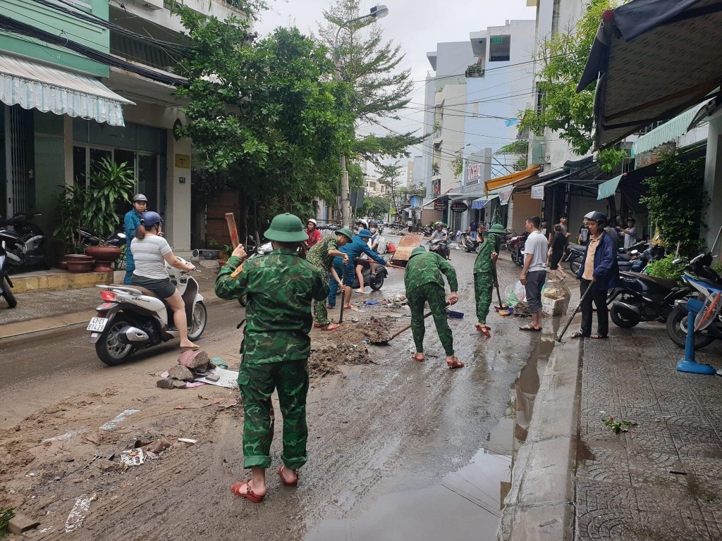 TP Đà Nẵng đang huy động lực lượng chức năng, đoàn viên, thanh niên ra quân hỗ trợ người dân khắc phục hậu quả sau trận mưa lịch sử (Ảnh Tuổi trẻ Đà Nẵng) 