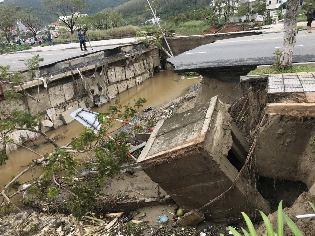 Sạt lở khoét hàm ếch chiều dài 30 mét tuyến đường Hoàng Sa giao với Lê Văn Lương, quận Sơn Trà (Ảnh Đ.Minh)