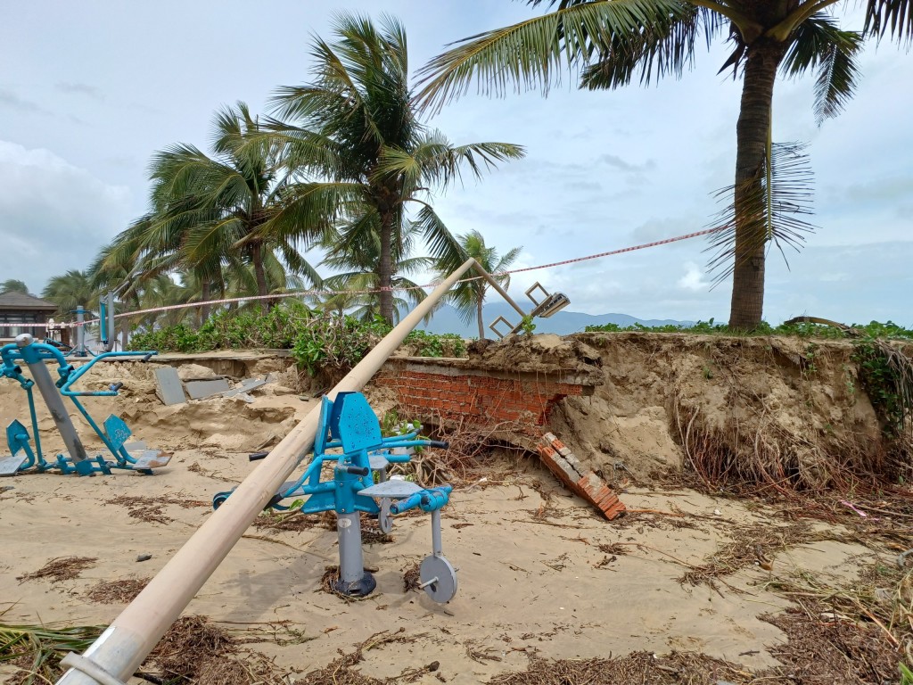 Đà Nẵng: Bãi biển tan hoang sau trận mưa lịch sử