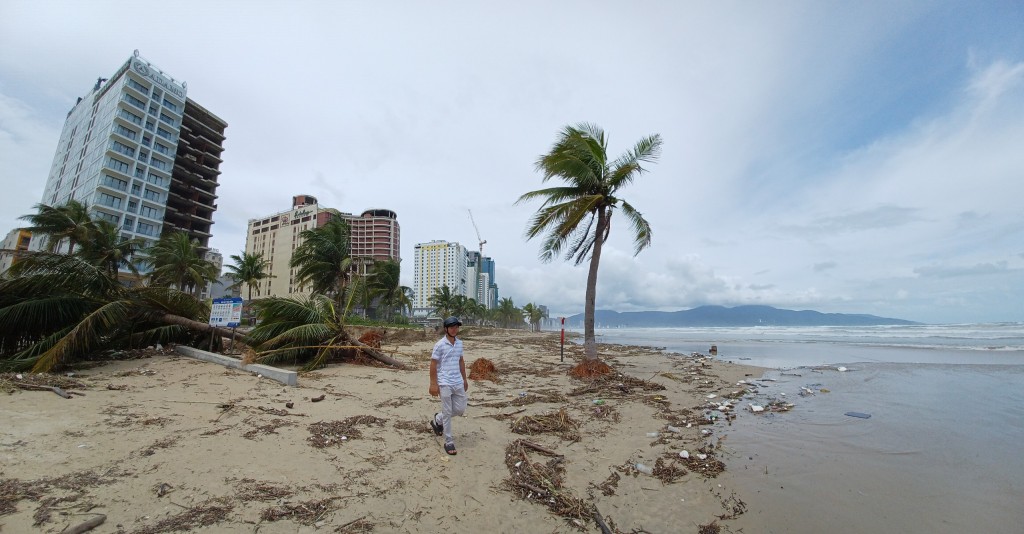 Đà Nẵng: Bãi biển tan hoang sau trận mưa lịch sử