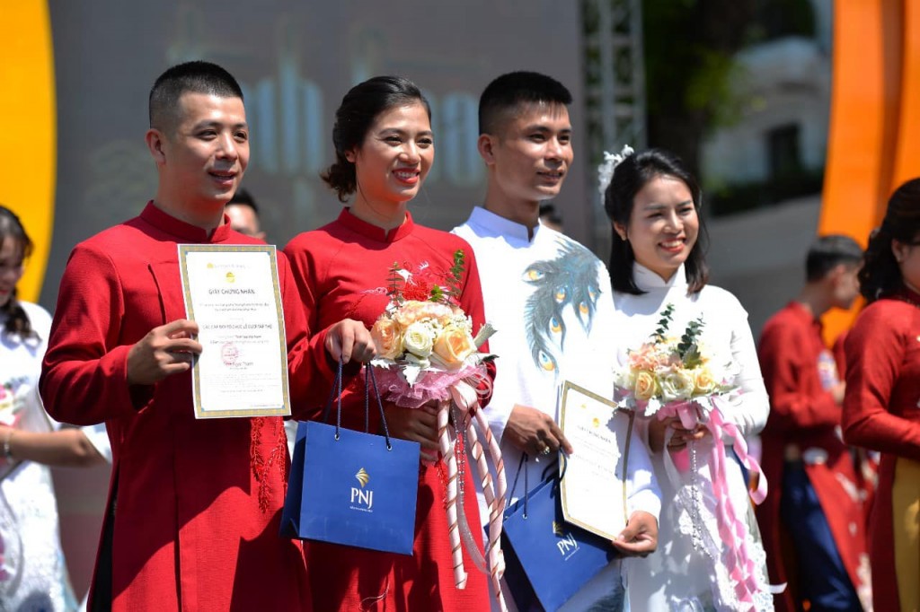 18 cặp đôi tổ chức lễ cưới tập thể dâng hương tại tượng đài vua Lý Thái Tổ