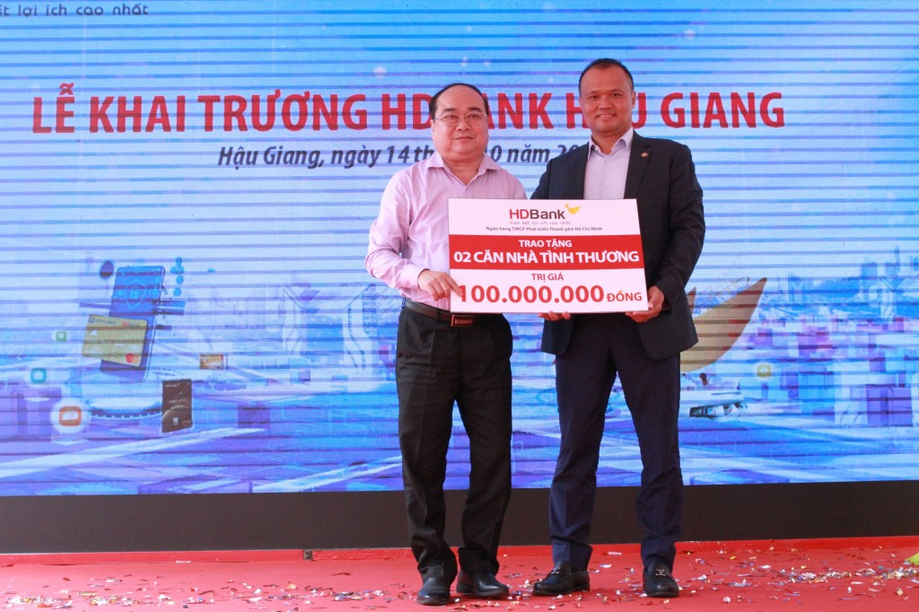 Anh Nguyễn Đăng Thanh, Phó Tổng Giám Đốc đại diện HDBank trao tặng 2 căn nhà tình thương cho địa phương