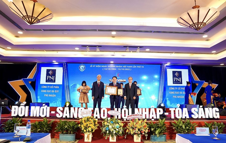 Ông Lê Trí Thông – Phó Chủ tịch HĐQT kiêm Tổng Giám đốc PNJ (ở giữa) nhận giải Doanh nhân TP HCM tiêu biểu.