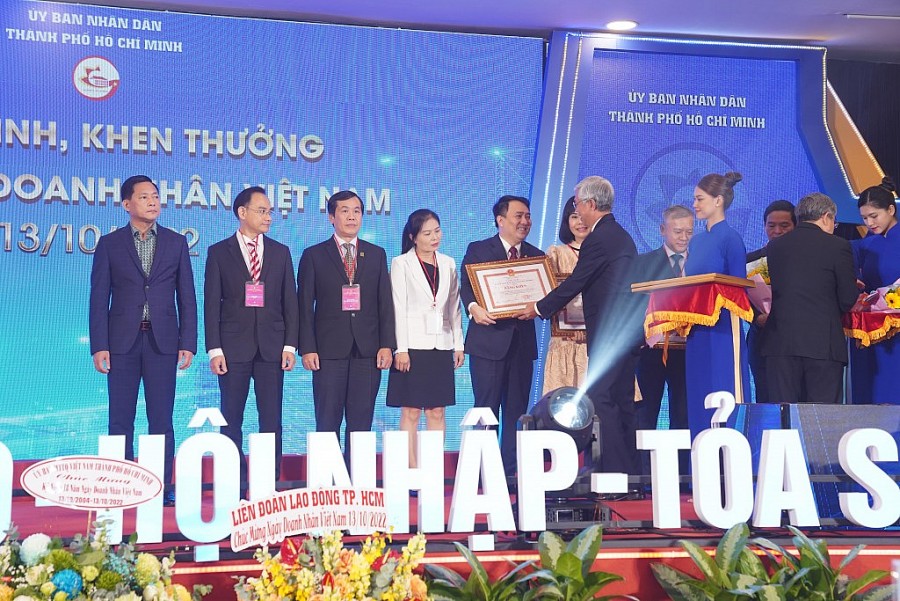 Ông Lê Trí Thông đại diện PNJ nhận giải Doanh nghiệp TP HCM tiêu biểu