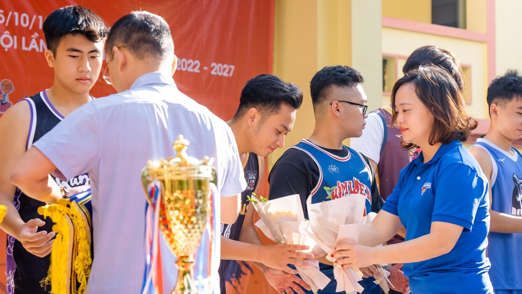 Đồng chí Nguyễn Thị Thanh Tâm – Ủy viên Ban chấp hành Thành đoàn Hà Nội, Bí thư Quận đoàn Đống Đa tặng hoa cho các đội tham dự giải đấu