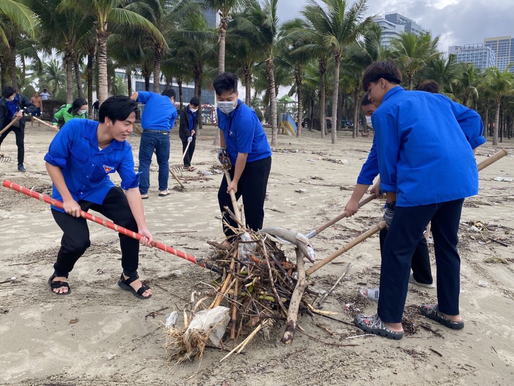 Đà Nẵng: Hơn 1.300 tình nguyện viên ra quân làm sạch bãi biển sau mưa lũ