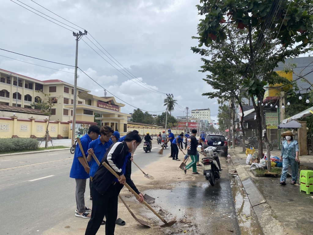 TP Đà Nẵng huy động tối đa mọi nguồn lực, sớm khắc phục thiệt hại do trận mưa lũ lịch sử gây ra (Ảnh Tuổi trẻ Đà Nẵng)