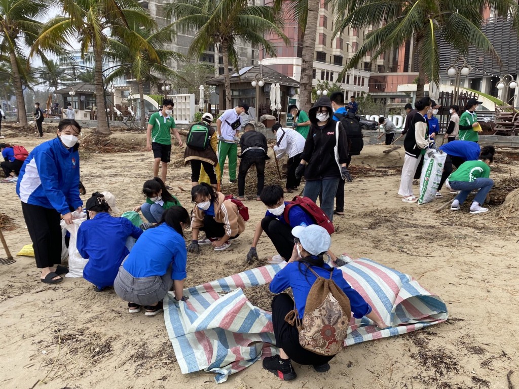 Hơn 1.300 tình nguyện viên tham gia lễ phát động ra quân làm sạch bãi biển sau ảnh hưởng của bão số 5 (Ảnh Đ.Minh)