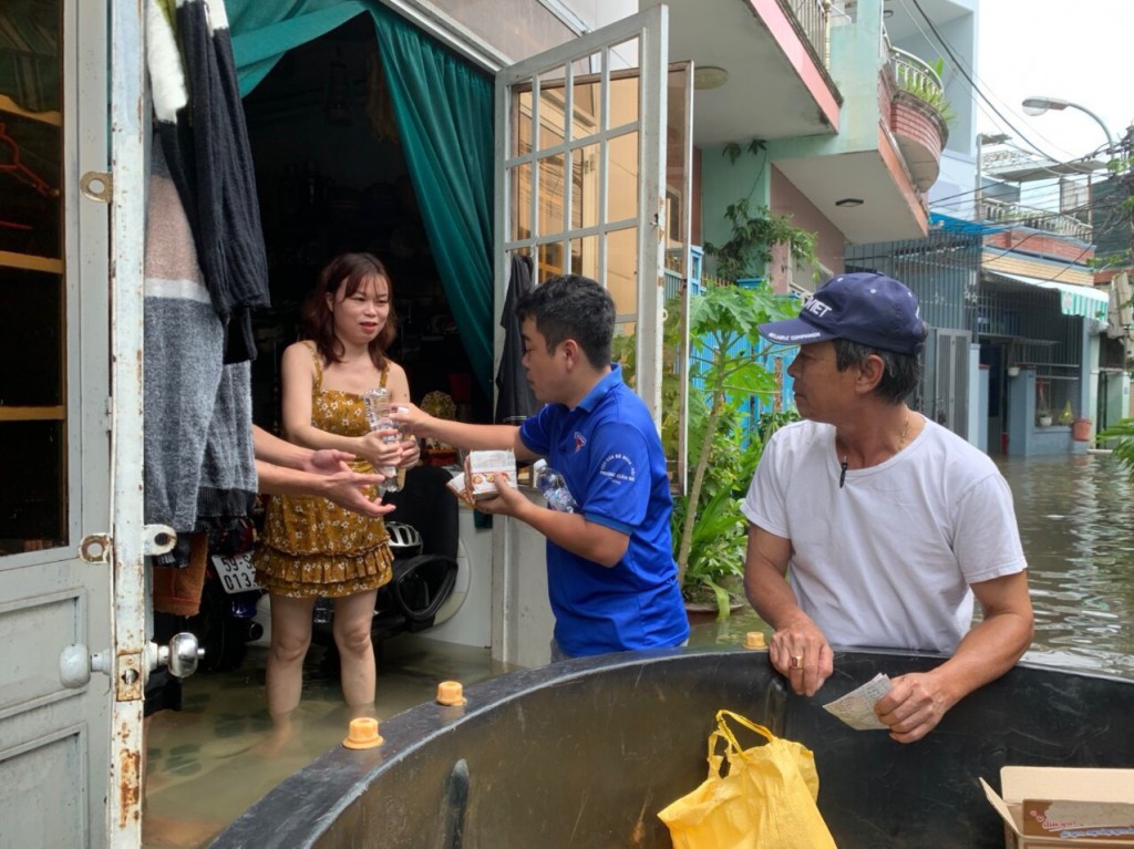 Thành đoàn Đà Nẵng ra quân hỗ trợ lương thực thực phẩm cho người dân khu vực ngập lụt (Ảnh Tuổi trẻ Đà Nẵng)