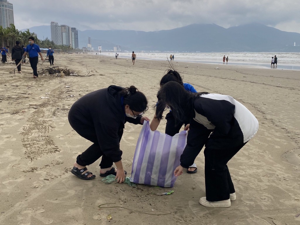 Hàng nghìn bạn trẻ đã gác lại những cuộc hẹn, nghỉ ngơi vào ngày cuối tuần để dọn sạch bãi biển (Ảnh Út Vũ)