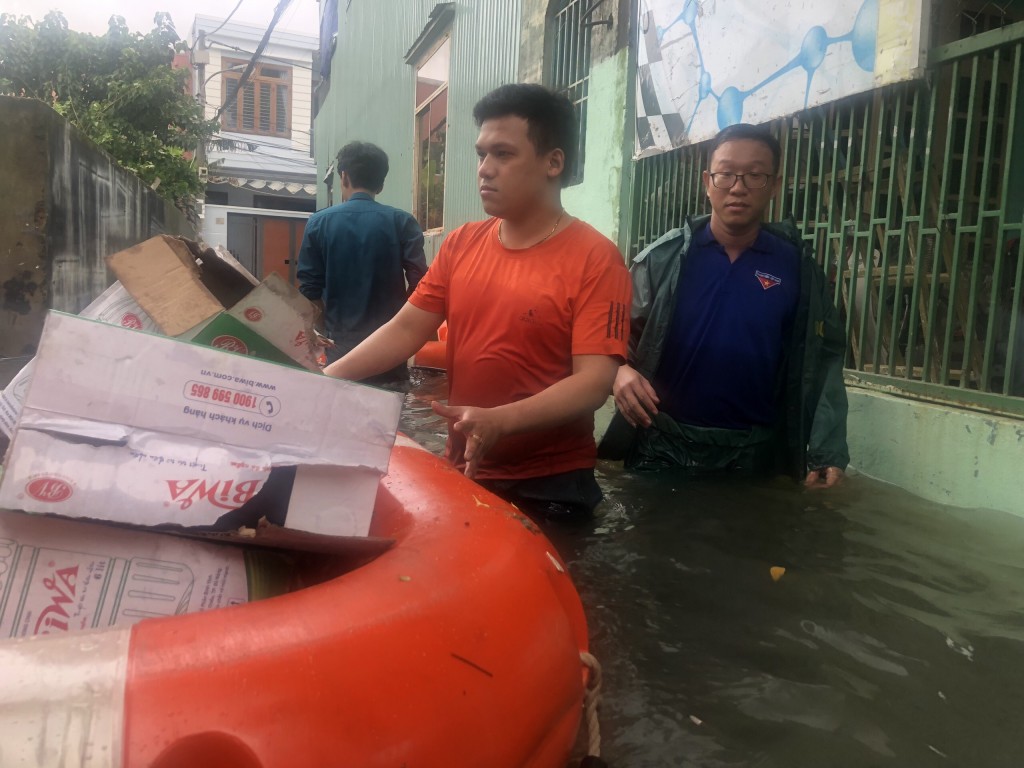 Hiện nay một số khu vực tại các hẻm, vùng trũng thấp tại quận Thanh Khê vẫn còn ngập sâu (Ảnh Tuổi trẻ Đà Nẵng)