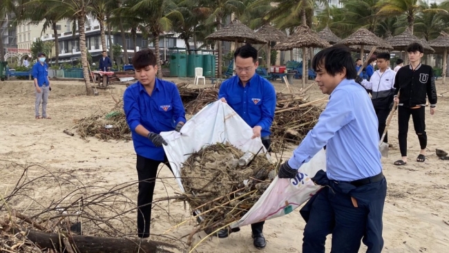 Đà Nẵng: Hơn 1.300 tình nguyện viên ra quân làm sạch bãi biển sau mưa lũ