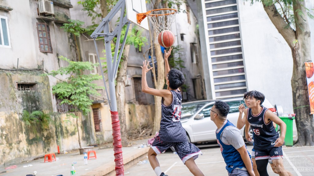 Những nỗ lực đưa bóng vào rổ của vận động viên trường THPT Quang Trung