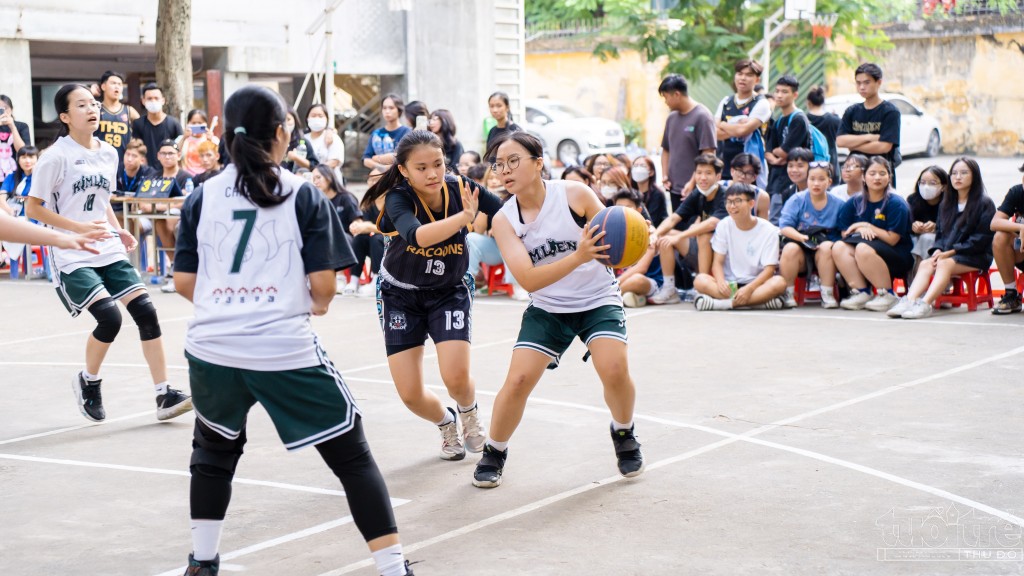 Những cô gái trường THPT Kim Liên (áo trắng) vượt qua đối thủ khó nhằn THPT Phan Huy Chú (áo đen) với tỷ số 12 - 6