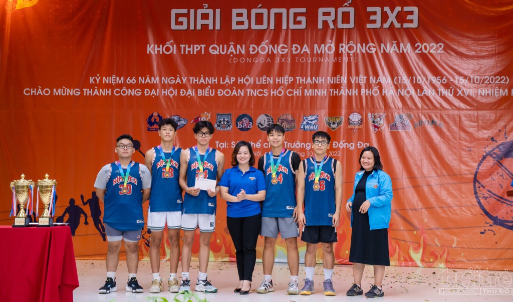 Đội bóng rổ nam trường THPT Kim Liên giành vị trí thứ 3 sau khi kết thúc mùa giải