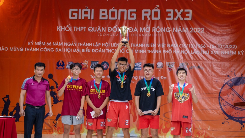 Nhà vô địch THPT Chu Văn An xứng đáng với chiếc cúp vàng sau những nỗ lực hết mình