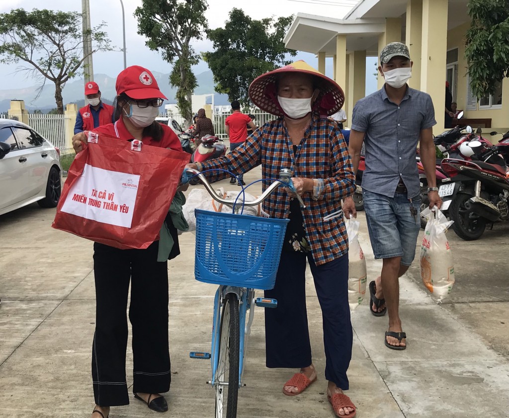 Người dân phấn khởi khi được chính quyền TP Đà Nẵng cùng các tổ chức đoàn thể quan tâm, hỗ trợ ổn định cuộc sống sau mưa bão (Ảnh Út Vũ)