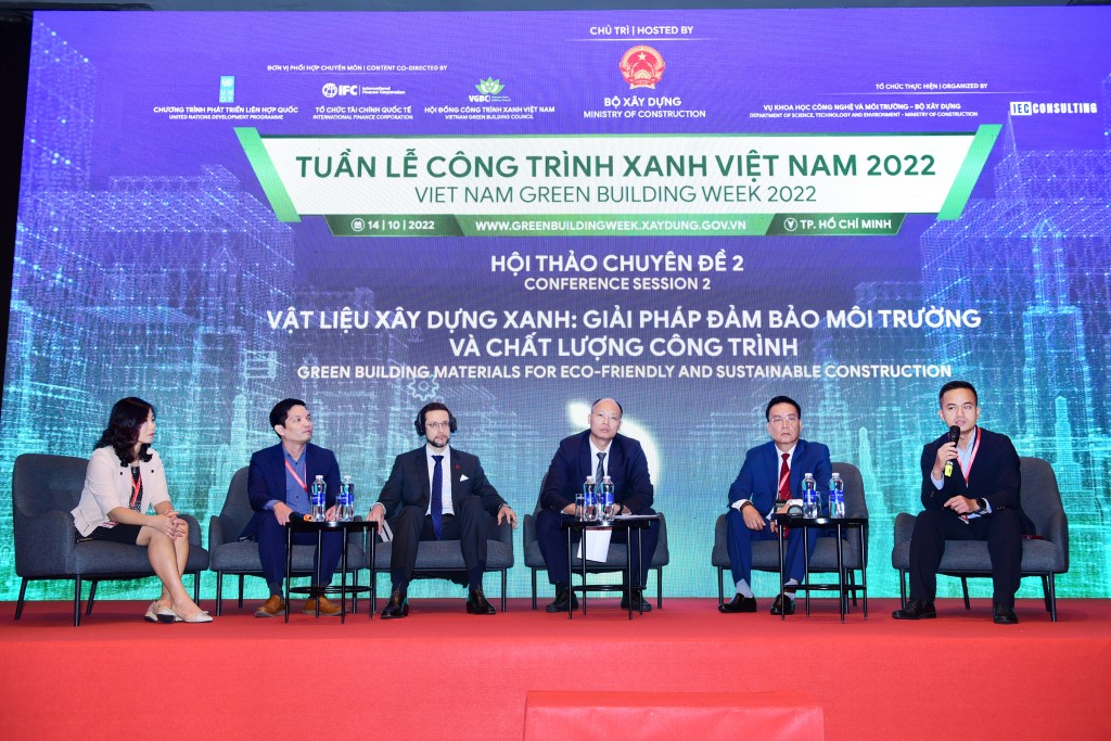 Ông Nguyễn Hải Anh – Giám đốc kỹ thuật Saint-Gobain Việt Nam chia sẻ cùng các diễn giả kinh nghiệm phát triển công trình xanh hướng